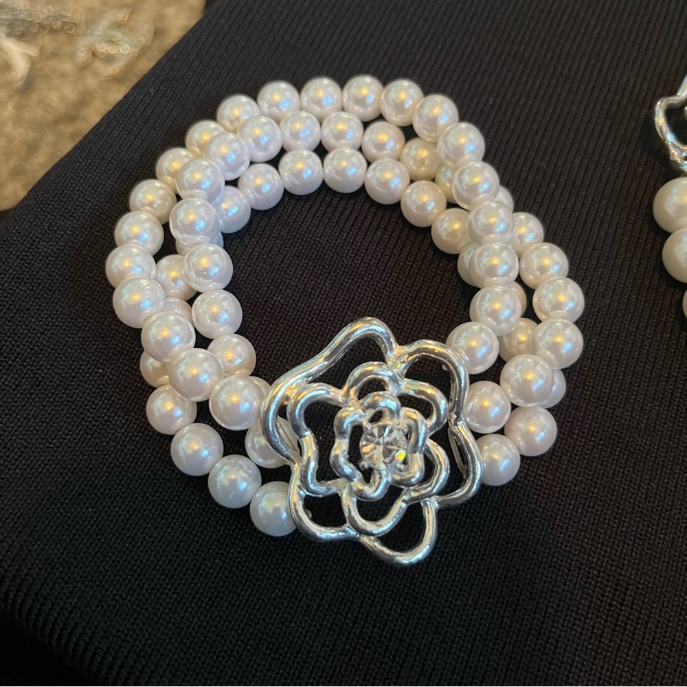 Elegant White Pearl Necklace and Bracelet Set with Silver Flower Accent - Picture 3 of 3